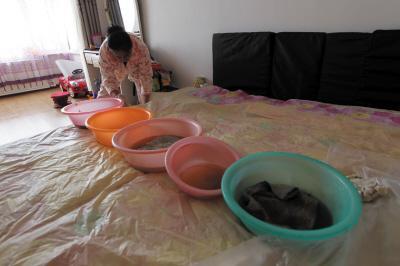 康乐楼上漏水，住户失联，小区没物管，业主维权难！律师来支招……